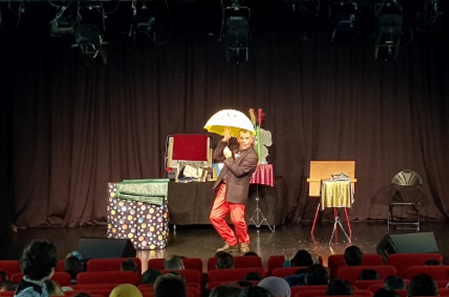 Spectacle de magie pour les enfants et leurs parents au petit théâtre Sochon