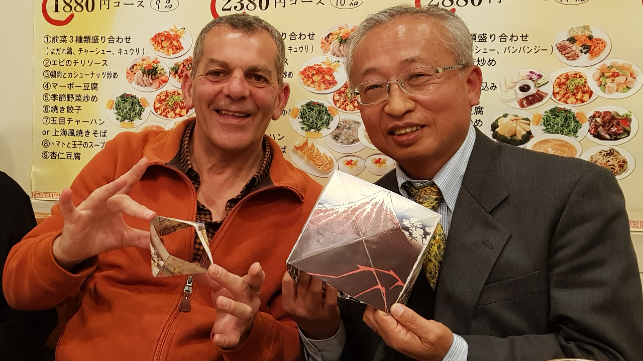 Les japonais adorent l'origami et l'un d'entre eux m'a montré comment retourné un bandeau de papier