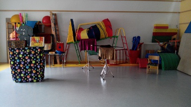 Le magicien installe son matériel dans la salle de jeux de l'école maternelle