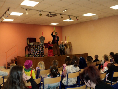 Les enfants de Radepont dans l'eure fêtent Mardi-Gras avec un spectacle de magie