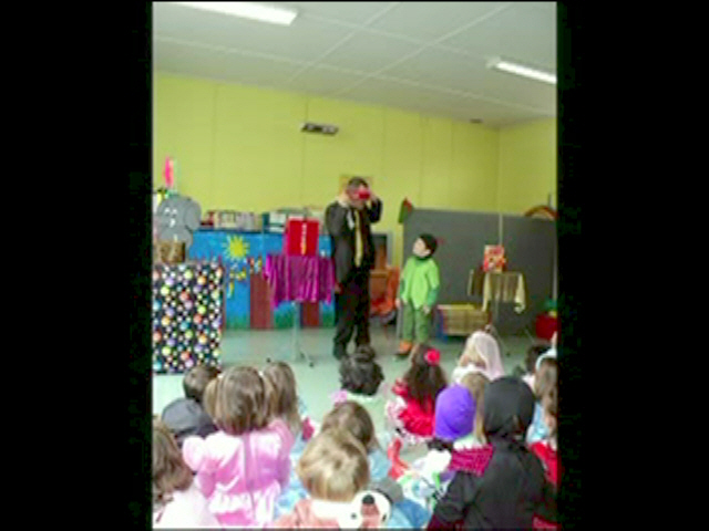 le magicien intervient dans une école maternelle du 94 pour le mardi-gras des enfants