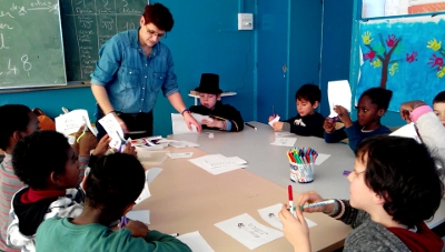 les enfants de l'atelier magie colorient les deux petites girafes