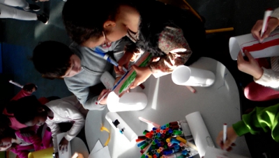 les enfants de l'atelier magie fabriquent les deux tubes magiques