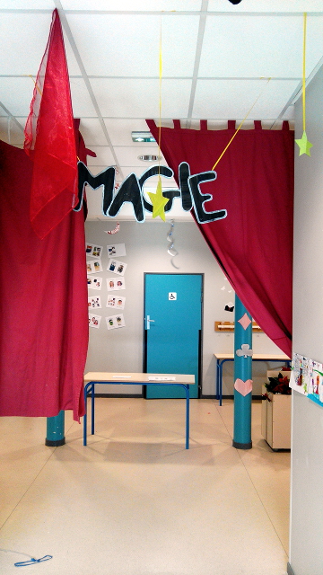 Un hall d'entrée décoré sur le thême de la magie, un accueil super motivant pour le magicien venu faire un spectacle pour les enfants.