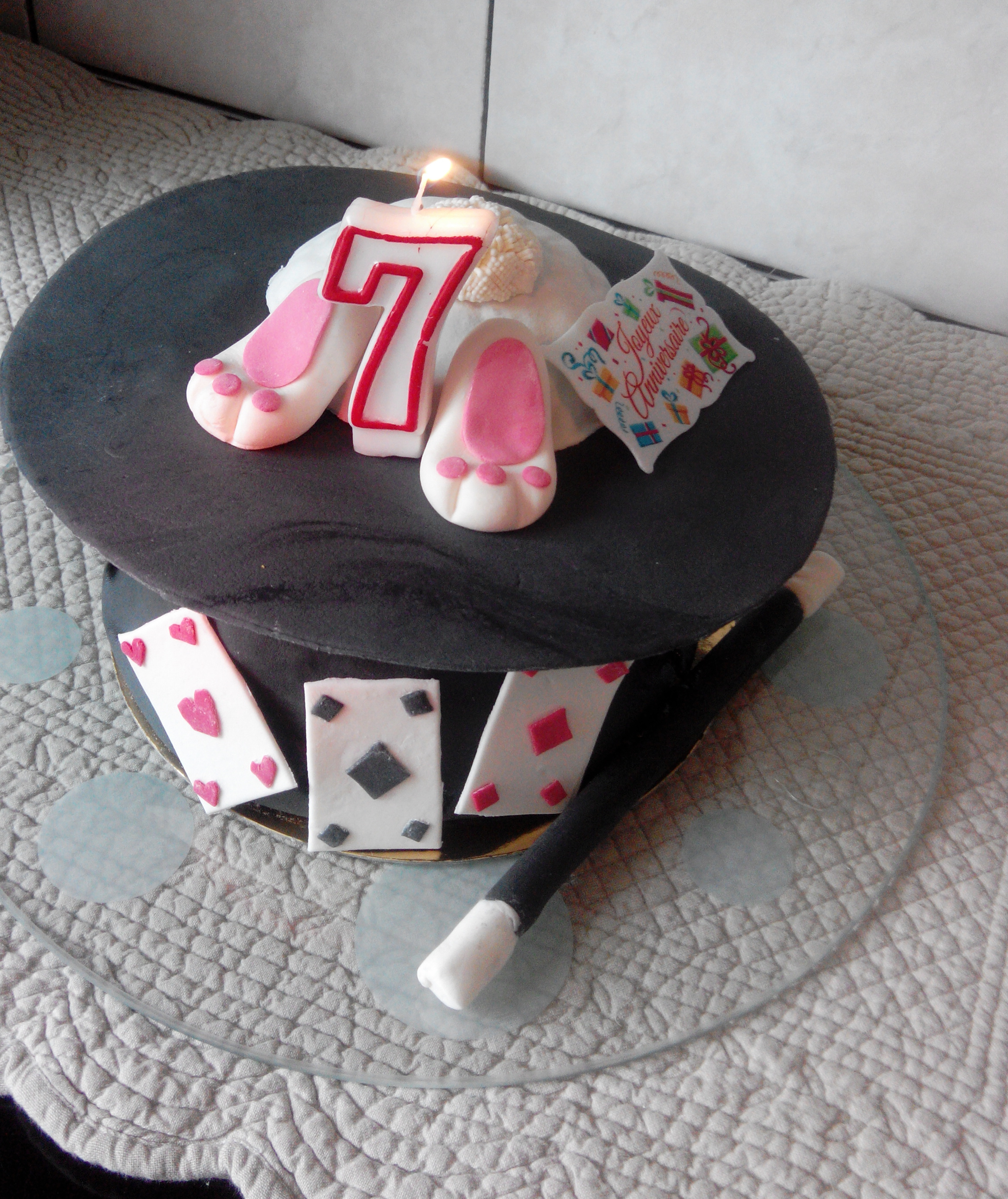 Un gâteau d'anniversaire en forme de lapin dans son chapeau.