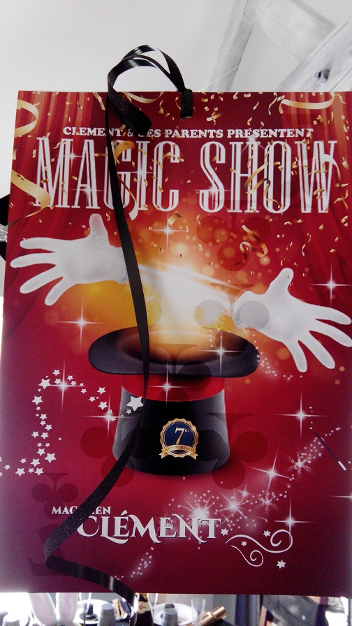 Placer des affiches de magicien dans la maison est une super idée pour un décor sur le thême de la magie