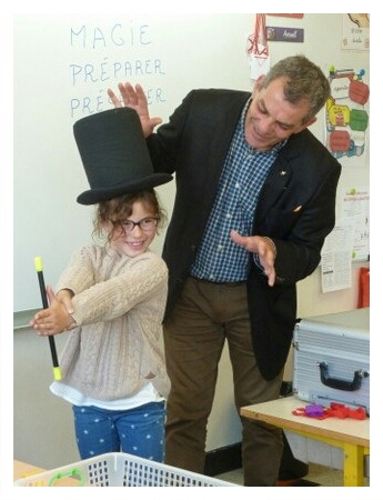 faire tenir une baguette magique en suspension dans sa main est l'un des exercices de magie que les enfants de la classe doivent réaliser.