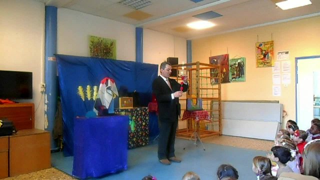 Dans son spectacle le magicien change une canne magique en fleurs, magie pour les 3-5 ans