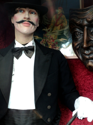 Les magiciens italiens sont très élégants, celui-ci tout particulièrement qui décore la vitrine d'un marchand de trucs.